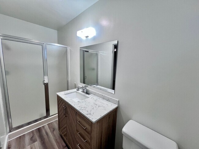 Building Photo - $2,495 Sierra & Cedar, 4 bedroom House - Fresno / Spacious Backyard / Fresh Paint / New Floors