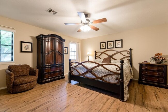 Building Photo - 1304 Lynnwood Dr