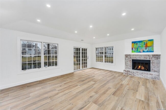 Building Photo - 141 Lakebridge Dr N