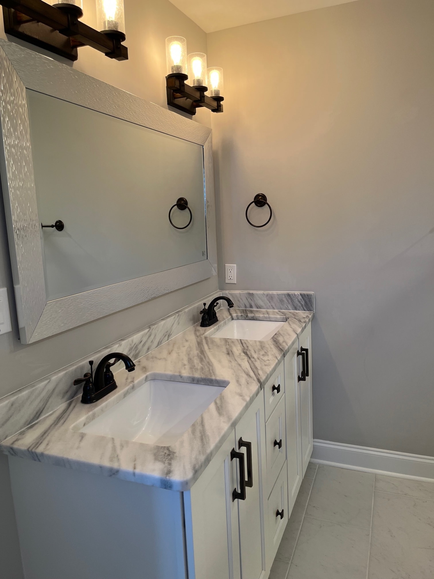 Master Bathroom - 1045 Presidents Ln