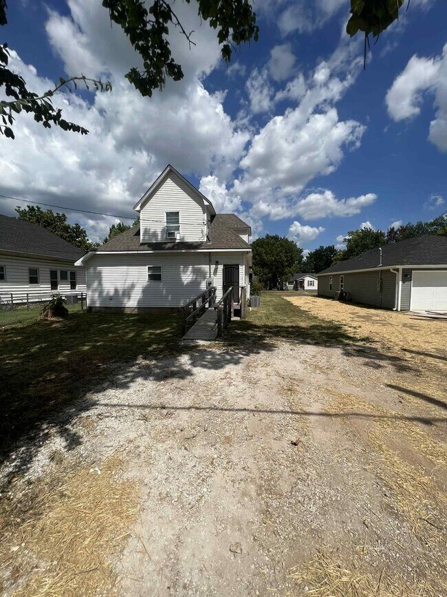 Building Photo - Charming 3-Bedroom, 2-Bathroom Two-Story H...