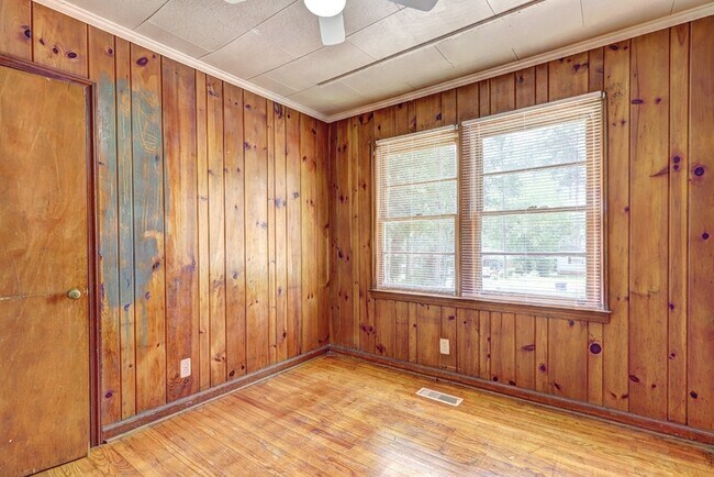 Building Photo - 2006 Pine Hill Dr