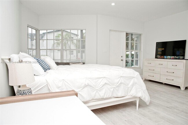 Building Photo - 4105 N Ocean Dr