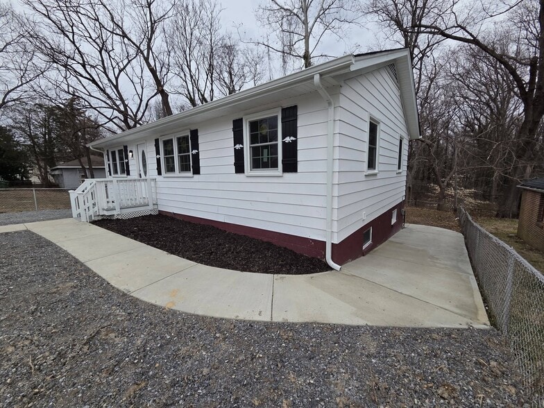 Building Photo - 5506 Campbell Ave