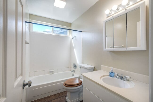 Building Photo - 344 Rancho Vista Pl