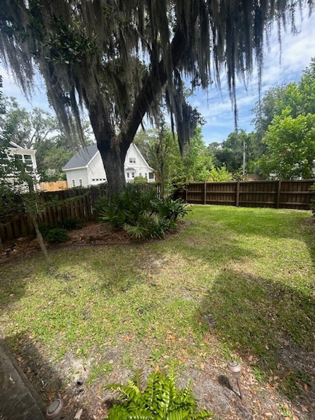 Building Photo - Spacious Single Family Home with Great Backyard!