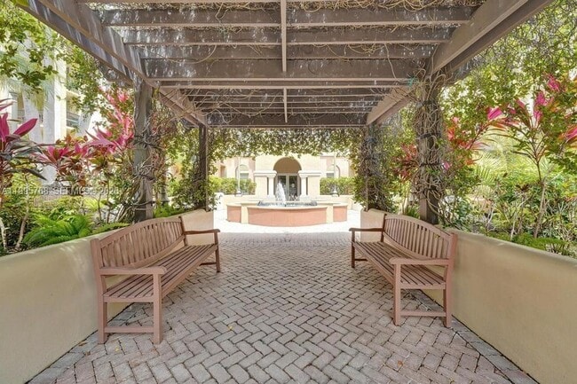 Building Photo - 520 SE 5 Ave