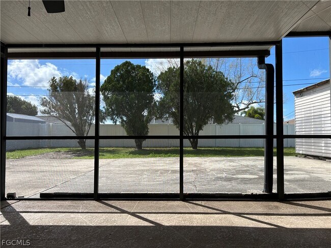 Building Photo - 2128 SE 4th St