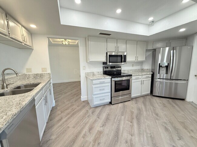 Building Photo - 4536 E Cheyenne Dr