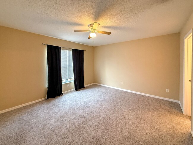 Building Photo - 3/2.5 in Hawthorne Glen - New carpet and p...