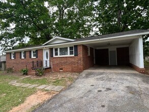Building Photo - Fantastic Brick Ranch Home that has been r...