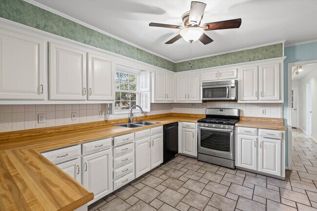 Building Photo - Five Bedroom in Country Club Woods