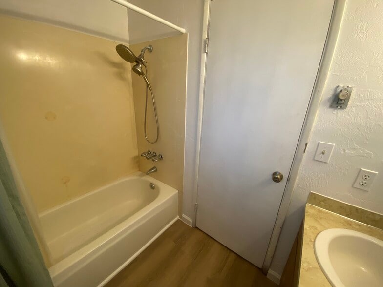 Upstair Bathroom 3 - 880 N Cloverleaf Loop