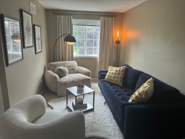 Building Photo - Updated 2 Br / 2 Ba End Unit TH w/ 2-Car G...