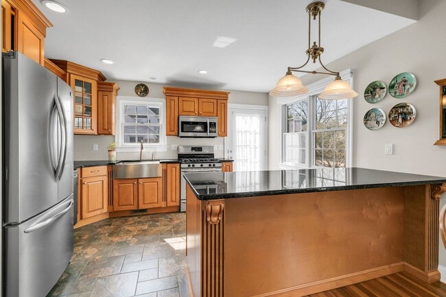 Building Photo - 11 Lakeside Ave