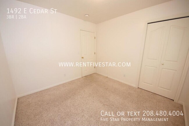 Building Photo - Beautiful Home Available in Central Pocate...