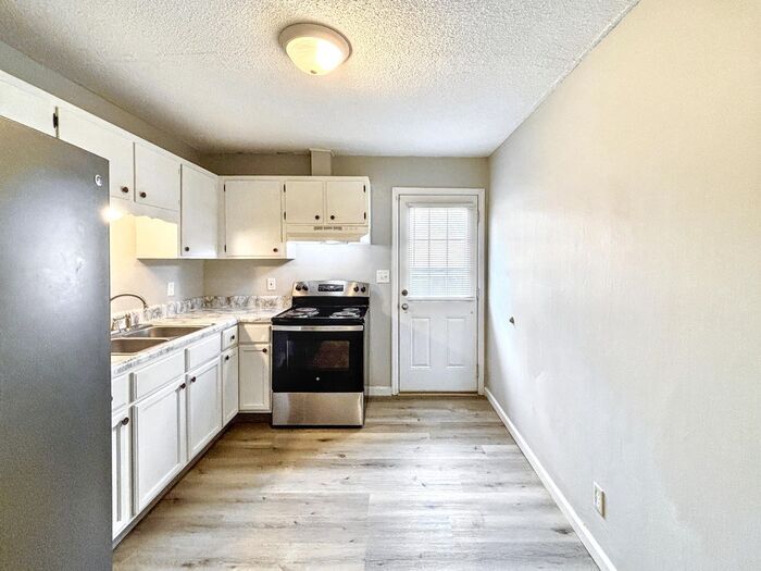 Building Photo - 6108 Welworth Ave