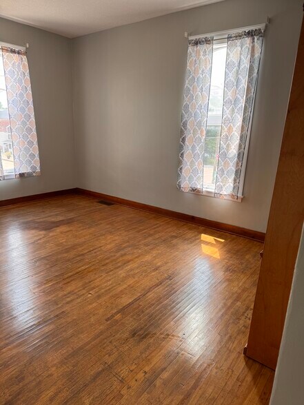Huge living room - 102 E Main St