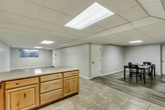 Building Photo - 927 E 200 S St