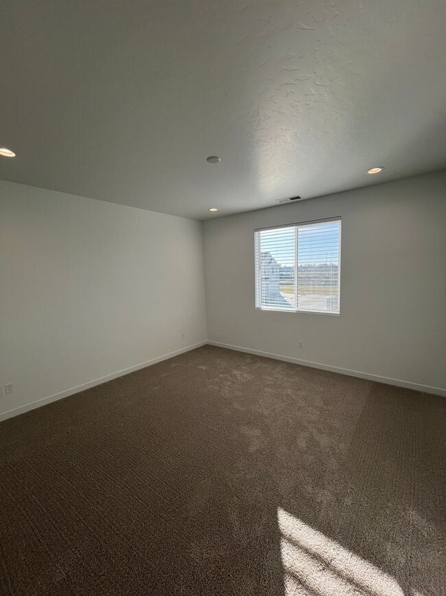 Building Photo - BRAND NEW 3 Bed 2.5 Bath Townhome