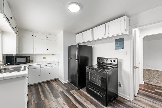 Building Photo - Come check out this beautiful apartment cl...