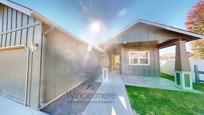 Building Photo - 1158 SE Surita Ct