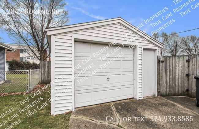 Building Photo - 2842 Rockne Dr