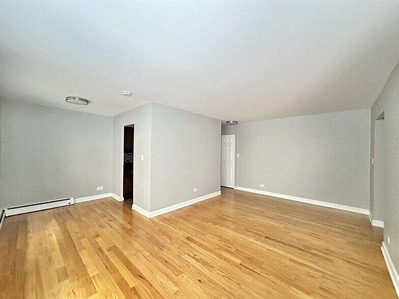 Building Photo - 6830 N Sheridan Rd