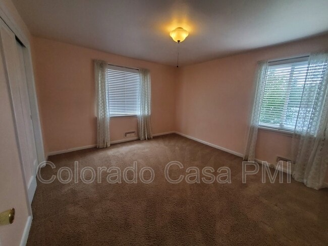 Building Photo - 2123 Robin Dr