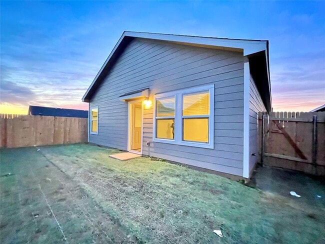 Building Photo - 332 Amber Gln