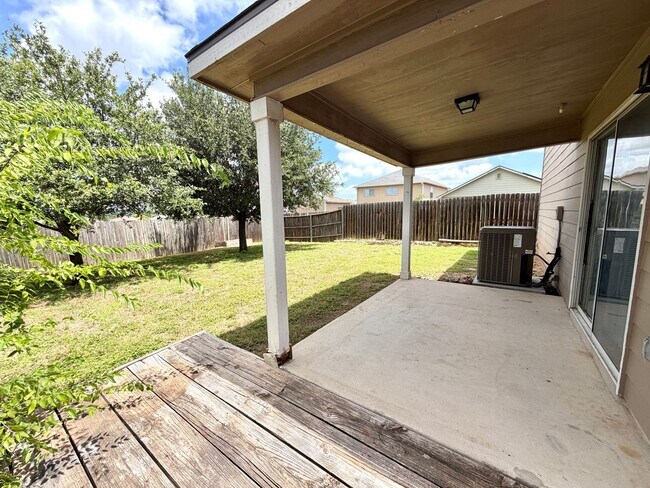 Building Photo - Spacious 3 Bedroom Home with Loft in Bulverde Village
