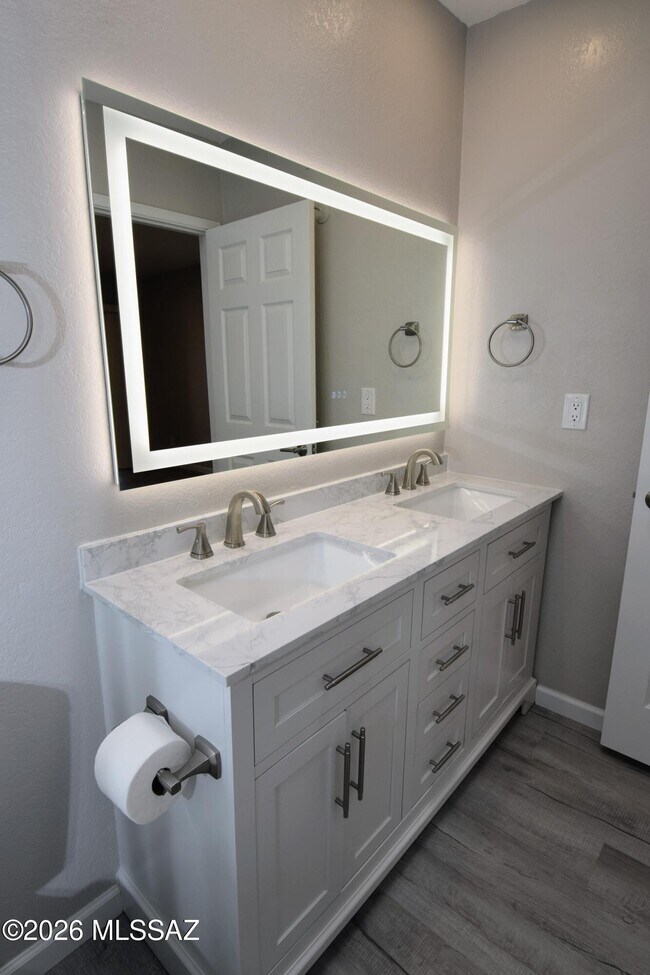 Building Photo - 4581 Cam Campero