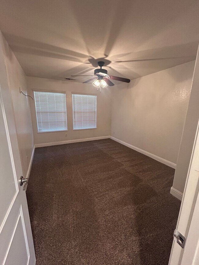 Building Photo - Now Available! 3 Bedroom Home in North West Visalia!