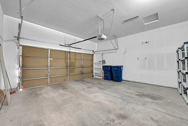 Building Photo - $2,095.00, 3-bed + Bonus room, 2.5 bath, l...