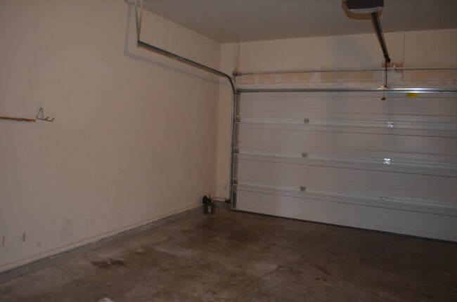 Building Photo - HUGE 5 BEDROOM HOME IN SAVANNAH HEIGHTS!