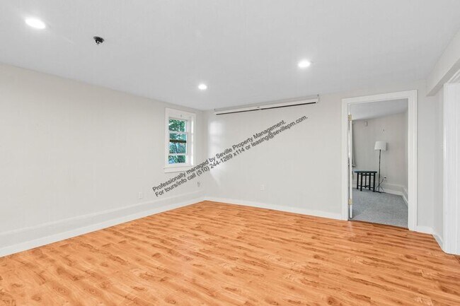 Building Photo - 1119 Center St