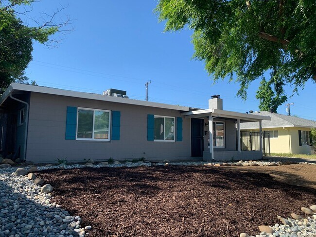 Building Photo - AVAILABLE NOW!! Charming, Spacious Single ...