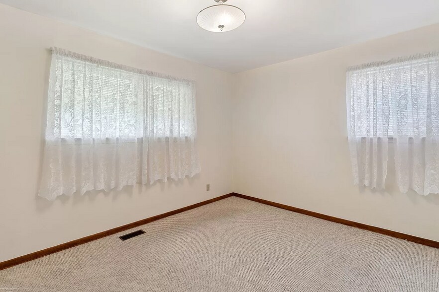 Building Photo - 25100 Marilyn Ave