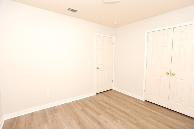 Building Photo - 1123 Bullrun Dr