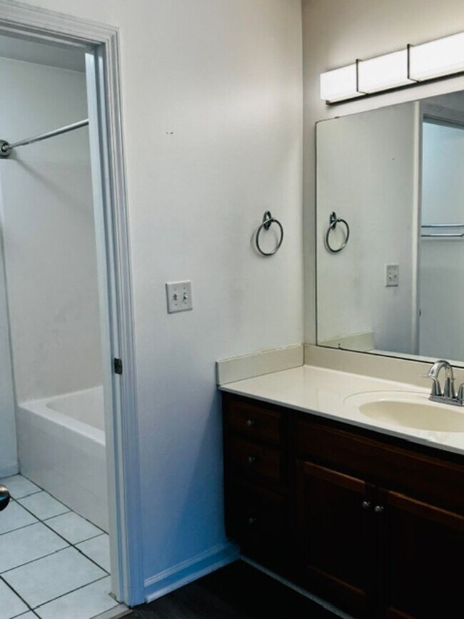 Building Photo - 2 bedroom 2 bath condo located close to beaches, shopping and restaurants