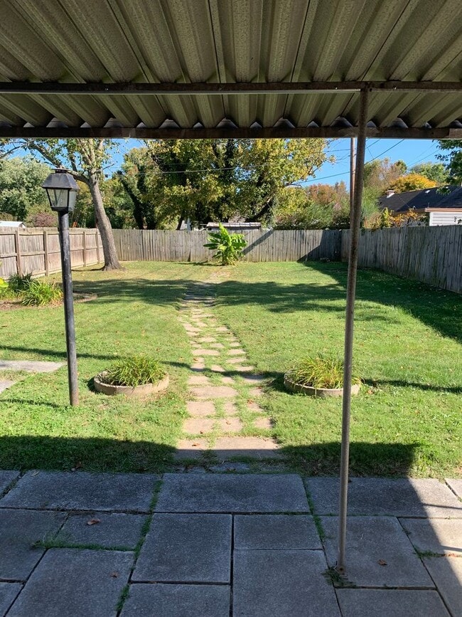 Building Photo - 2 Bedroom/1 bath Brick Duplex  Kingsport, TN