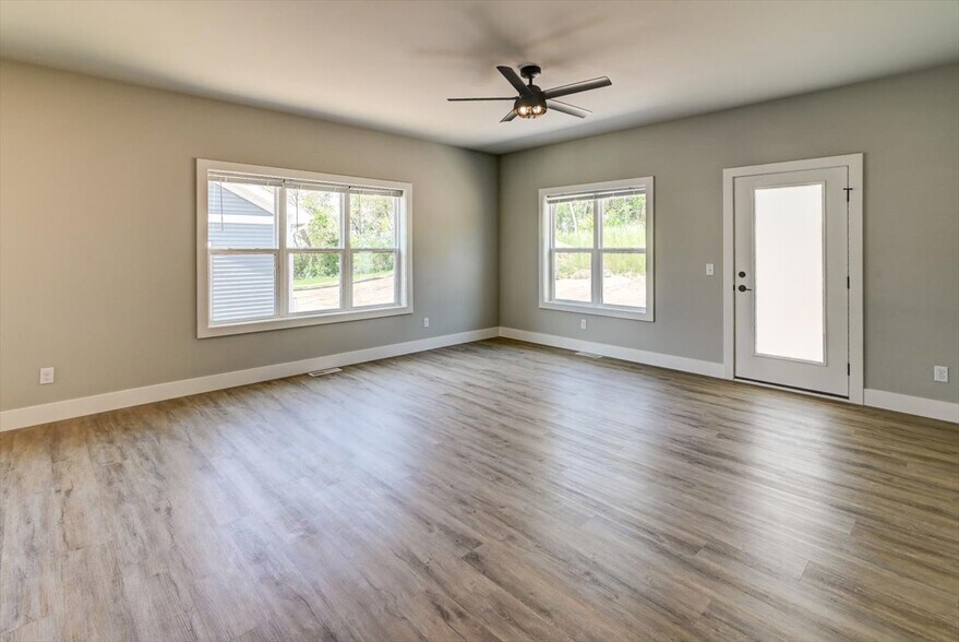 Building Photo - 2900 Blue Grass Dr