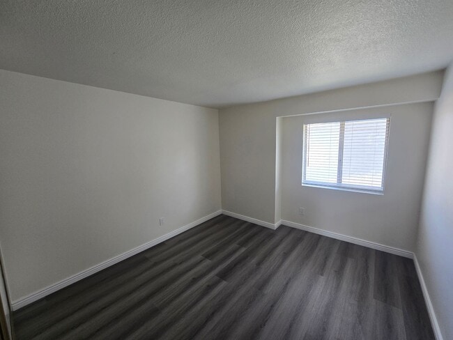 Building Photo - Beautifully renovated 3 Bed, 2 Bath condo!