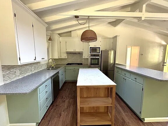 Building Photo - Charming upstairs Guerneville duplex. This home is close to town and has river access