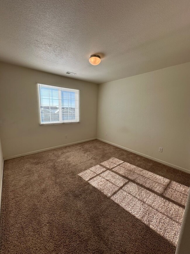 Building Photo - 3 BEDROOM 2.5 BATHROOM SADDLE RIDGE TOWNHOUSE