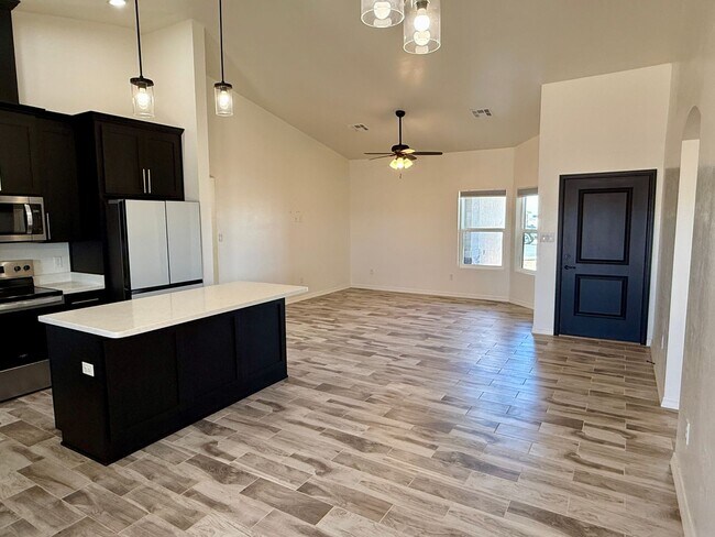 Building Photo - San Luis Corner Lot home with a Large Master Suite - 3 Bed 2 Bath Split Floor Plan