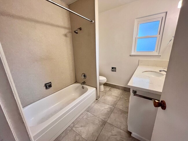 Building Photo - Fall Rental: Charming 2-bedroom, 1-bathroom duplex near UC Davis featuring central heating and ai...