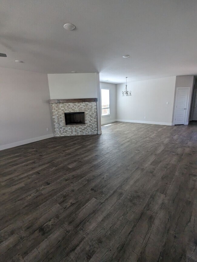 Building Photo - 4/2.5/2 - Beautiful 2 story/ PRIVATE PARKING!! GODLEY ISD