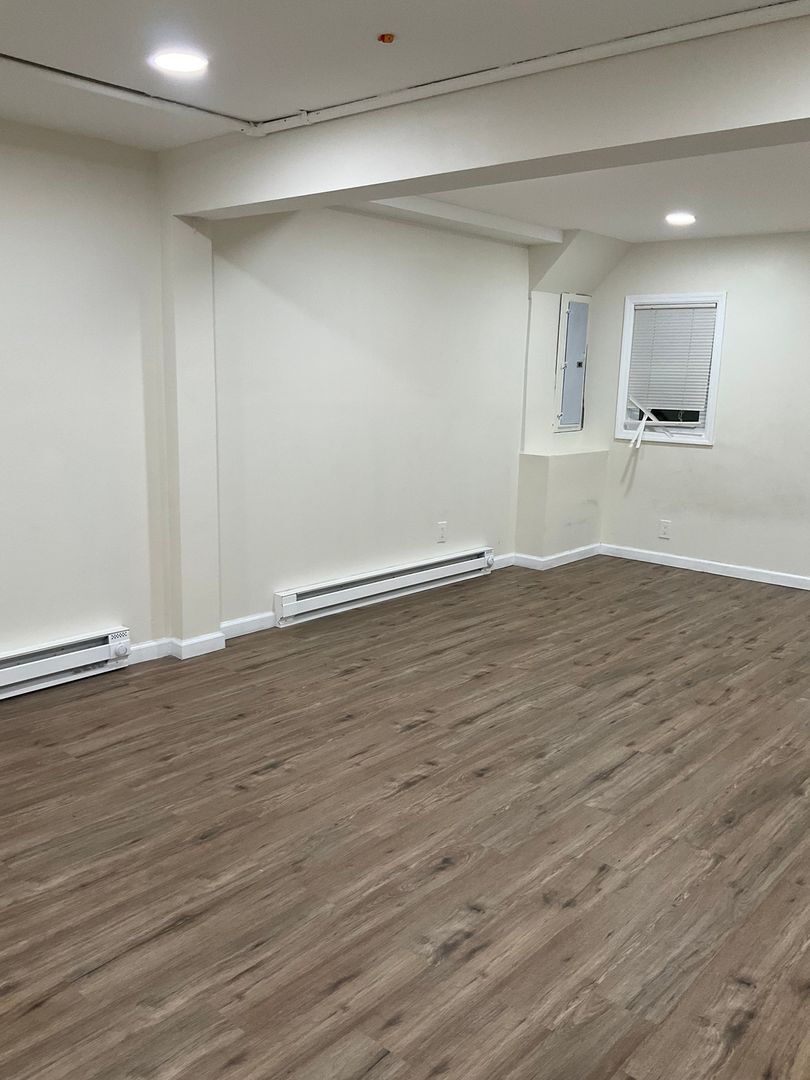 Building Photo - 132 Hallock Rd