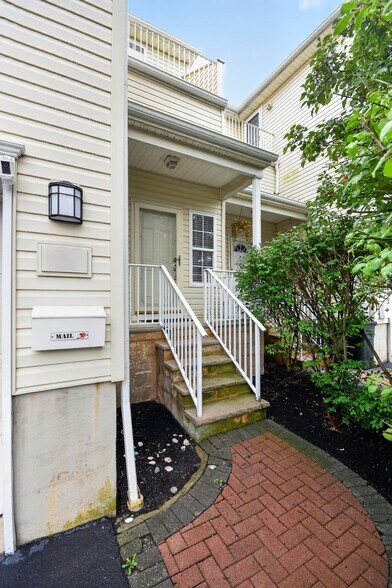Building Photo - 574 Beachway Ave